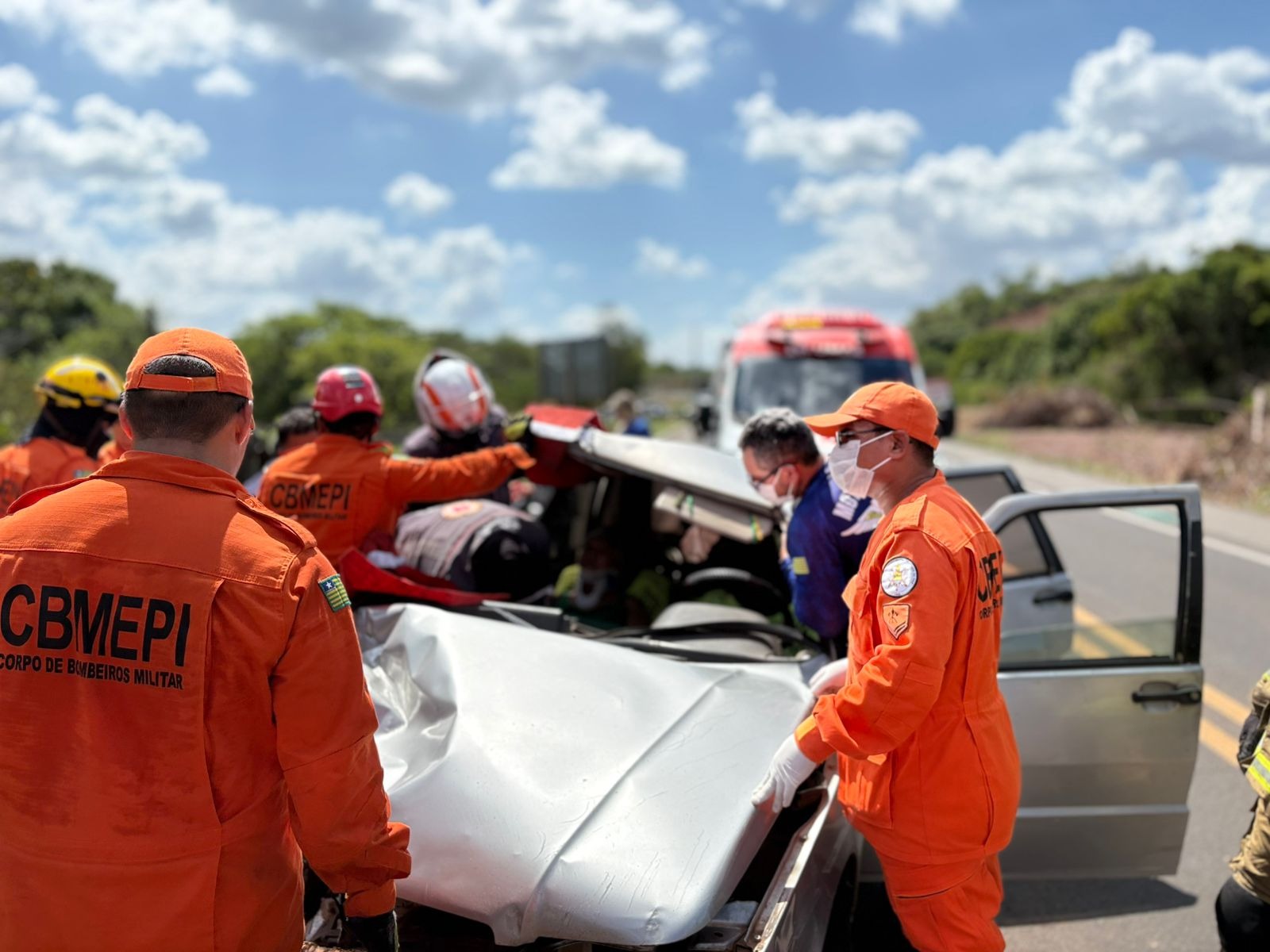 Idosa fica presa em carro após acidente no Rodoanel de Teresina