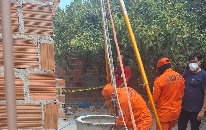 Homem é achado sem vida dentro de poço em residência