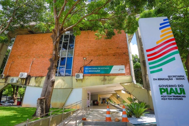 Governo do Piauí promove 927 professores da rede estadual