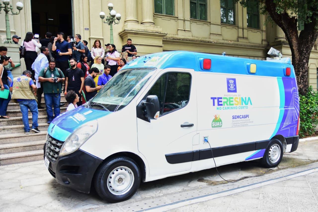 Prefeitura entrega veículos adaptados a pessoas em situação de rua