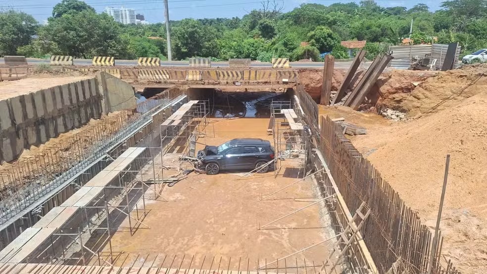 Carro cai em escavação de ponte em obras na BR-226, em Teresina