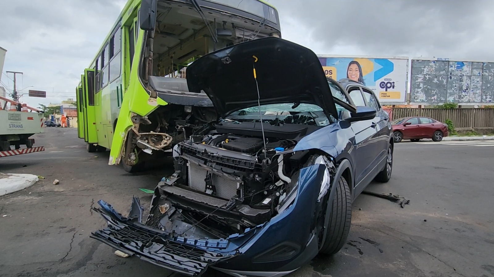 Colisão entre carro e ônibus deixa feridos na zona centro-norte