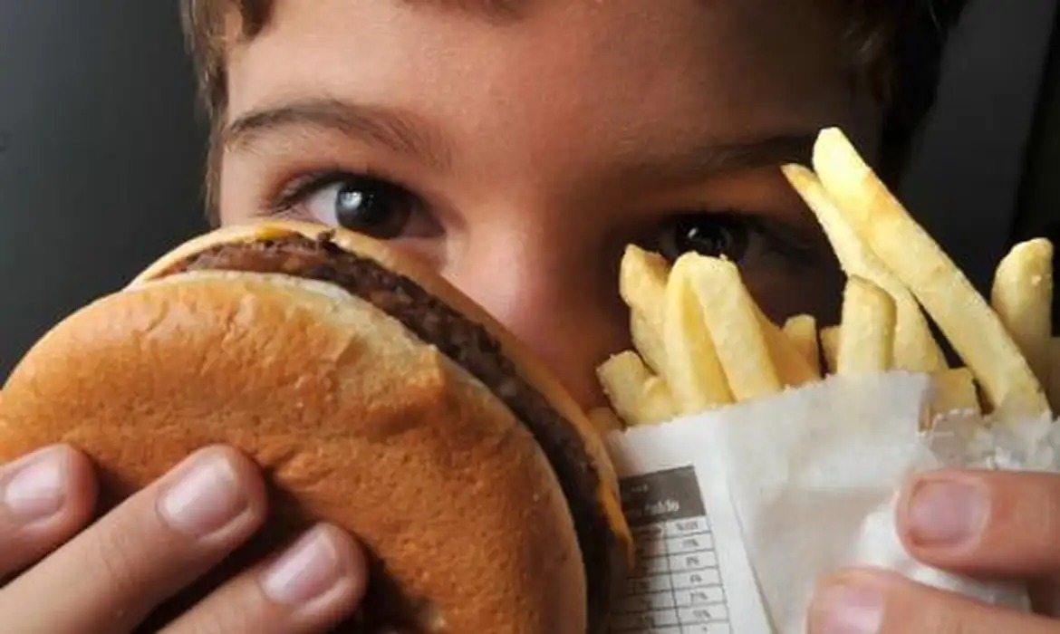 1 em cada 5 crianças e adolescentes tem sobrepeso ou obesidade