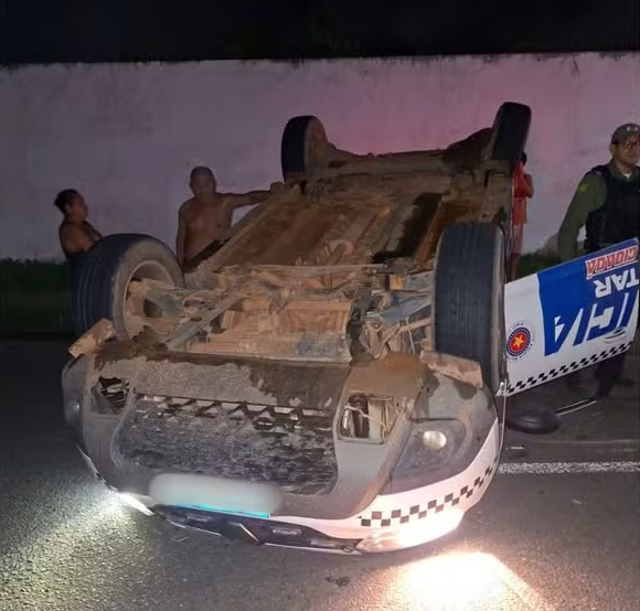 Viatura da PM capota em Parnaíba após colisão; motorista foge do local