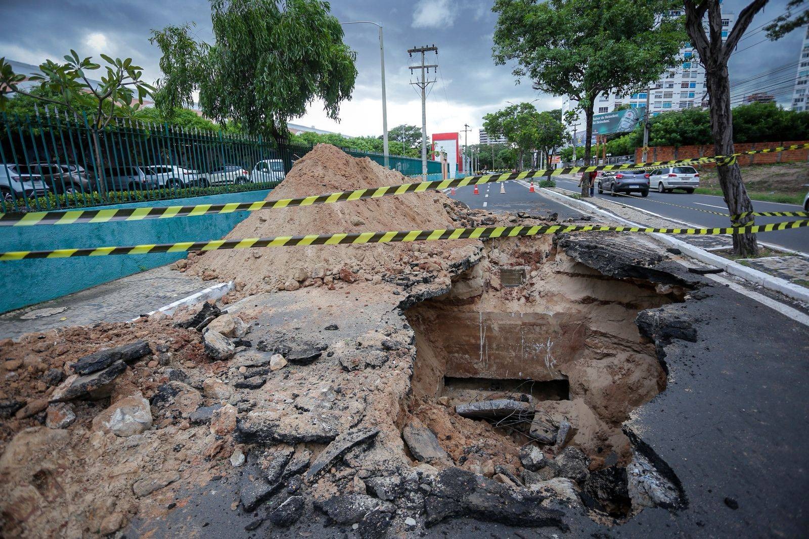 Cratera interdita Avenida Jóquei Clube por tempo indeterminado