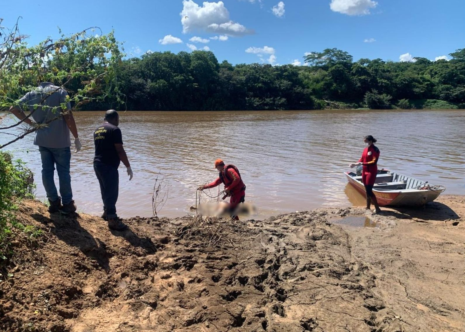 Corpo é encontrado no Rio Poti após horas de buscas na zona Norte