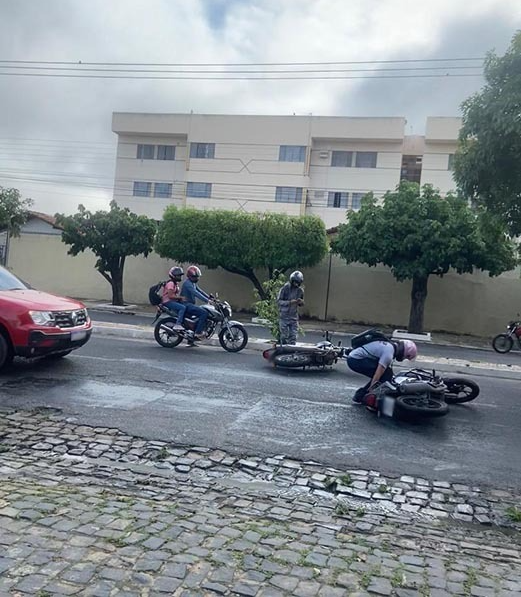 Óleo na pista provoca quedas de motociclistas na zona Norte