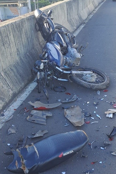 Motociclista cai de viaduto após colisão traseira na zona Sul