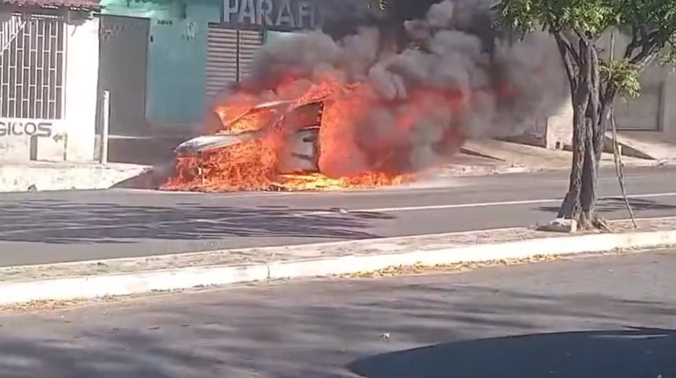 Incêndio destrói carro na Avenida Duque de Caxias, em Teresina
