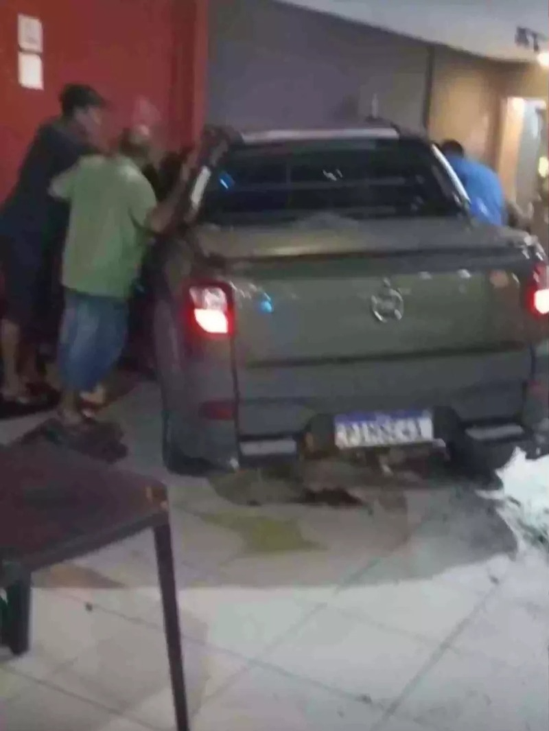 Carro desgovernado invade loja de conveniência e atropela duas mulheres em Teresina