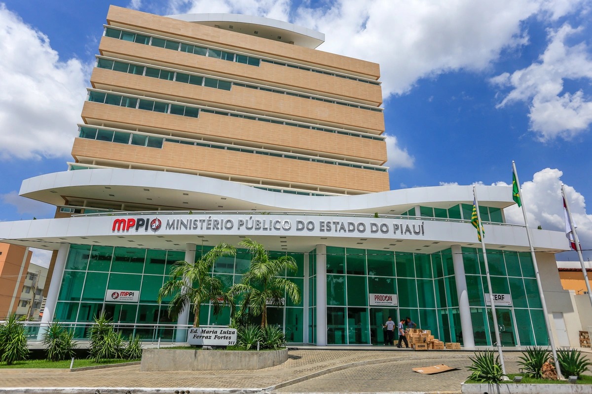 MP-PI abre concurso com 30 vagas e salários de até R$ 8,3 mil