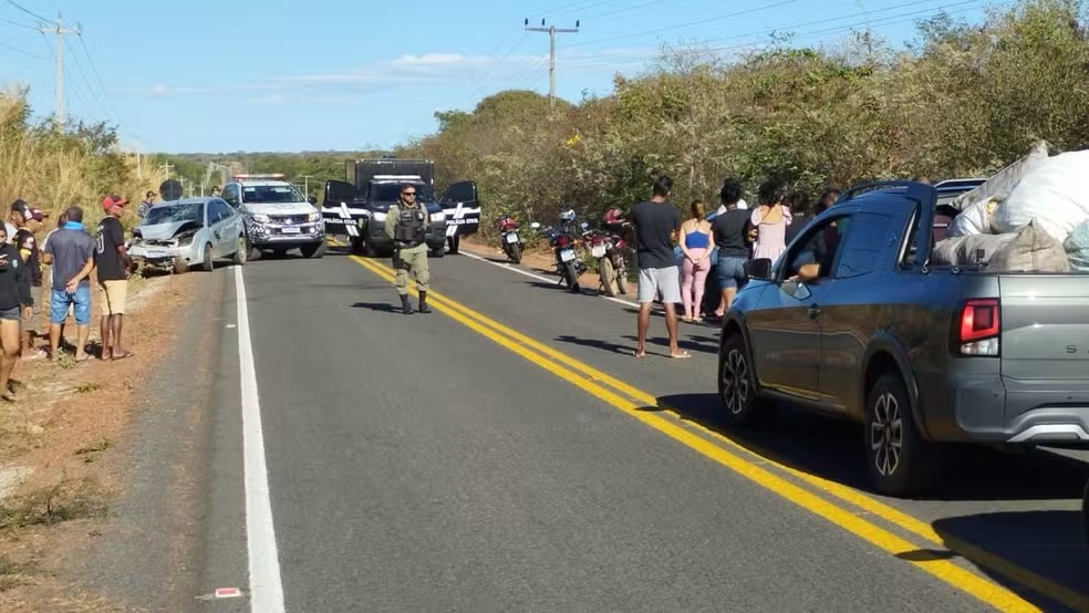 Colisão entre carro e duas motos deixa jovem morta e três feridos na PI-120