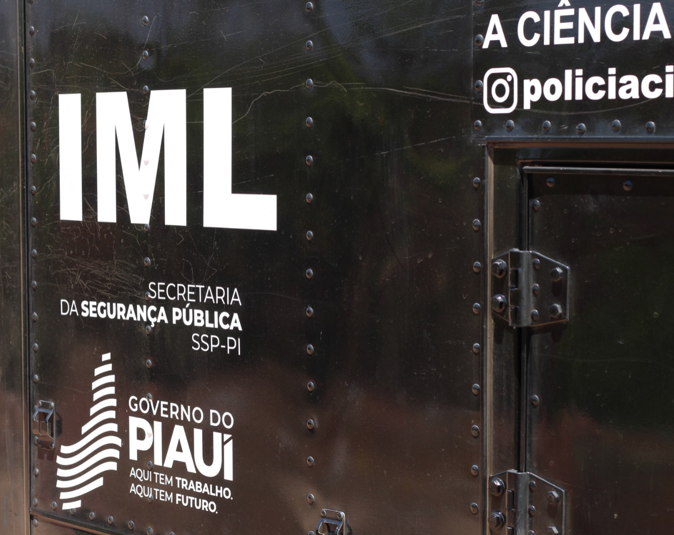 Jovem de 17 anos é executado a tiros enquanto trabalhava na zona Norte