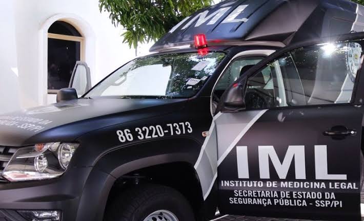 Homem é executado a tiros enquanto jantava em frente de casa na zona Norte