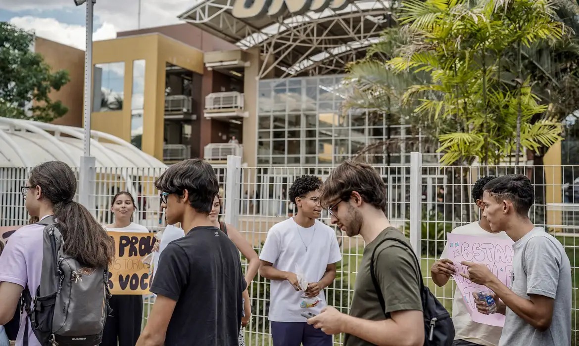 Pagamento da 1ª parcela do Pé-de-Meia a novos beneficiários inicia segunda (26)