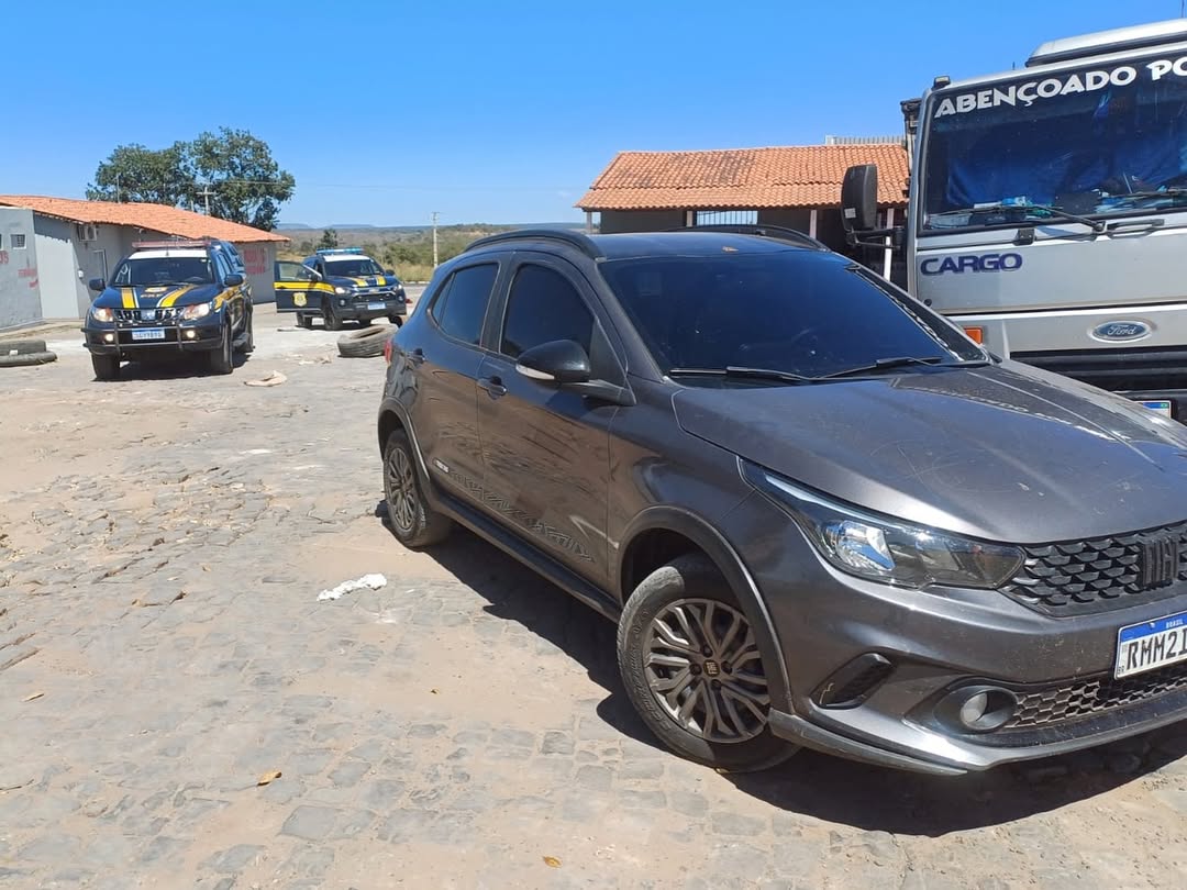 Dupla é presa ao transportar carro roubado por R$ 6 mil