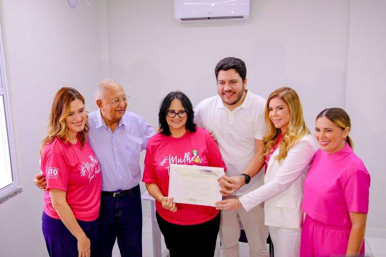 Damares visita à Casa da Mulher Brasileira e recebe honraria