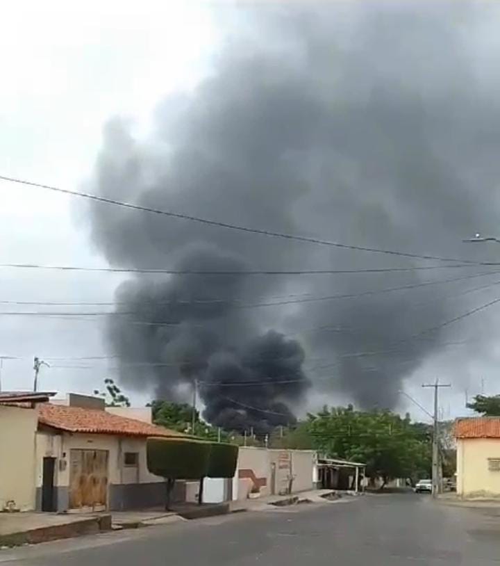 Fábrica de espuma de colchões pega fogo na Avenida Maranhão