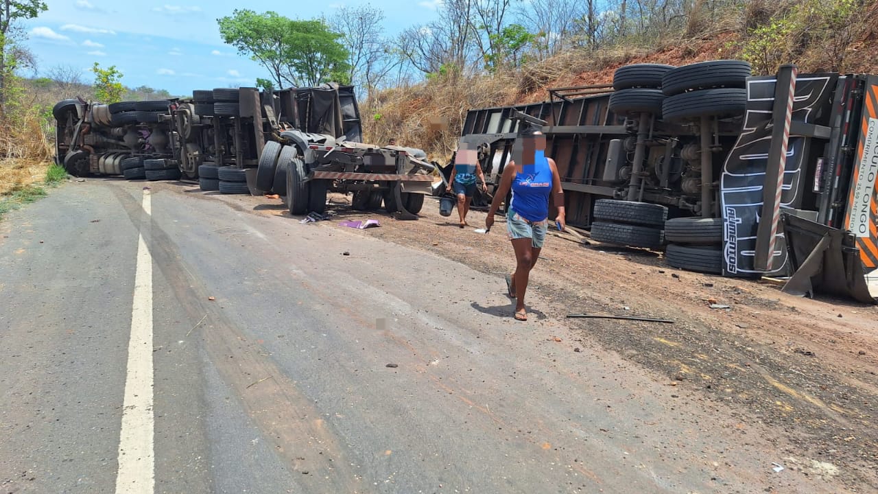 Caminhões tombados provocam interdição da BR-135 no Piauí