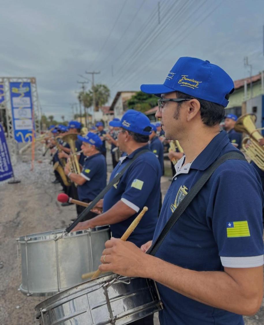 Banda municipal utiliza boné com nome do prefeito em Parnaíba 