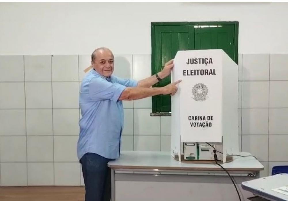 Silvio Mendes vota em Teresina e afirma que decisão está nas mãos dos eleitores