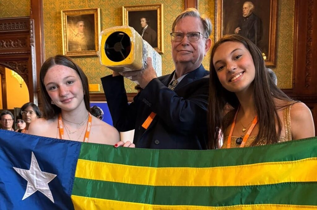 Telescópio produzido por estudantes  ganha Prêmio Nobel de Física em Londres