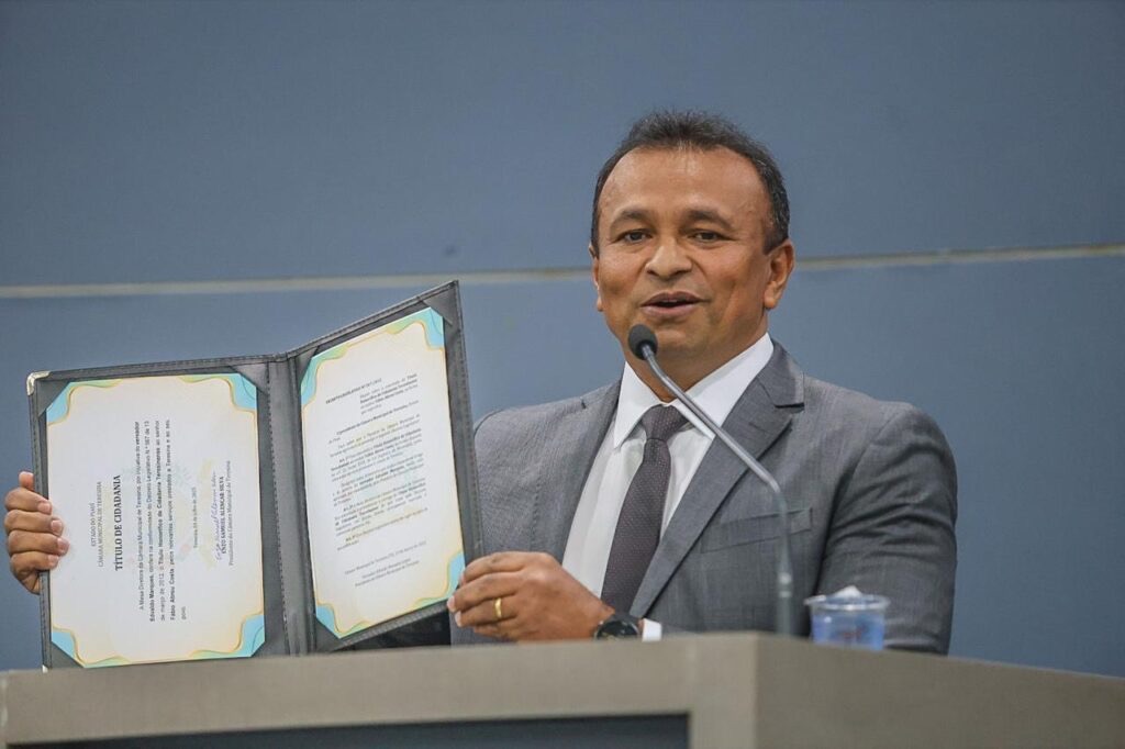 Fábio Abreu recebe Título de Cidadão Teresinense na Câmara Municipal