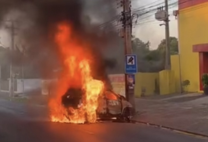 Carro colide em porte e pega fogo na zona Leste de Teresina