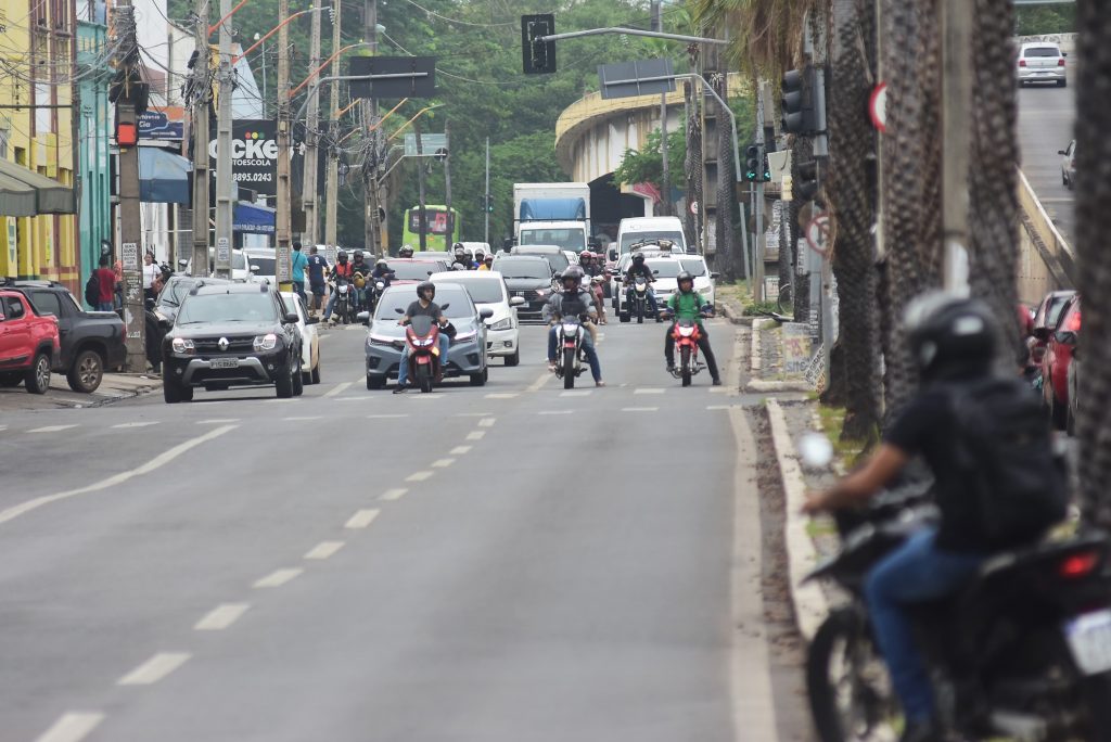Motoristas por aplicativo devem cumprir requisitos para usar faixas exclusivas