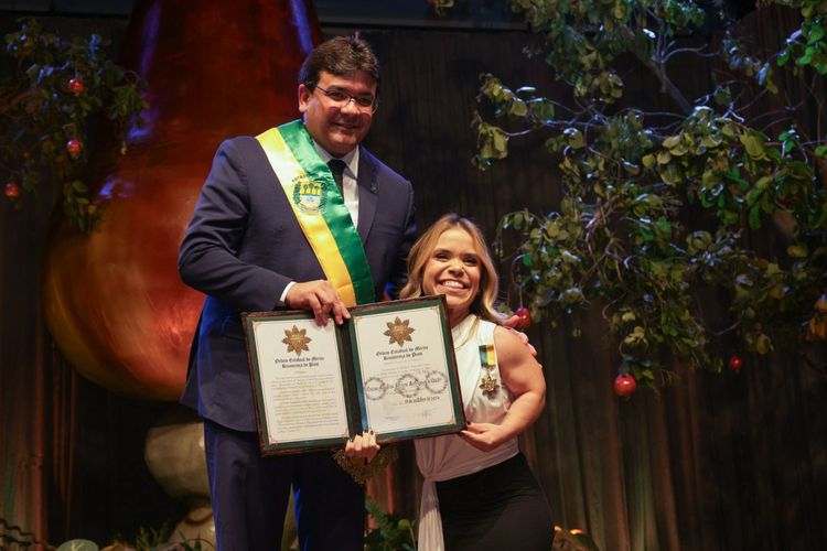 Piauienses são homenageados com entrega de medalhas no Theatro 4 de Setembro