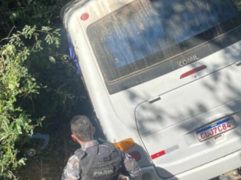 Acidente com micro-ônibus mata condutor e deixa romeiros feridos em Jaicós