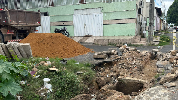 SDU inicia obra emergencial após formação de cratera em via