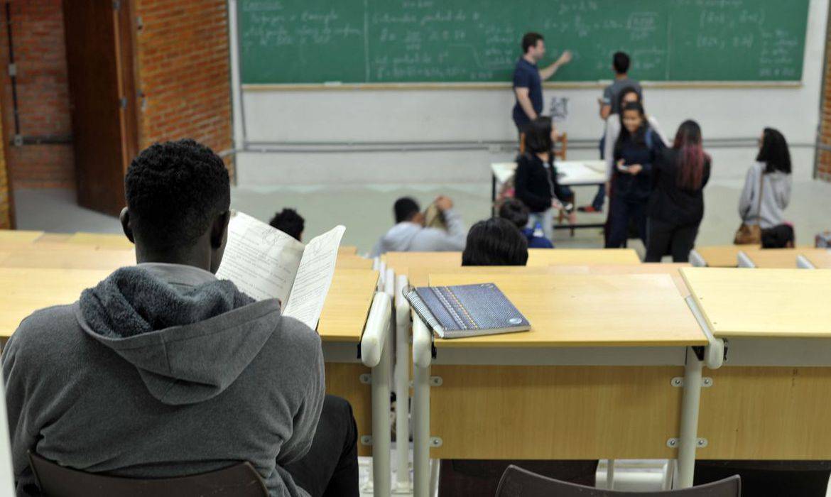 Com quase 10 milhões, número de universitários no Brasil é o maior em nove anos