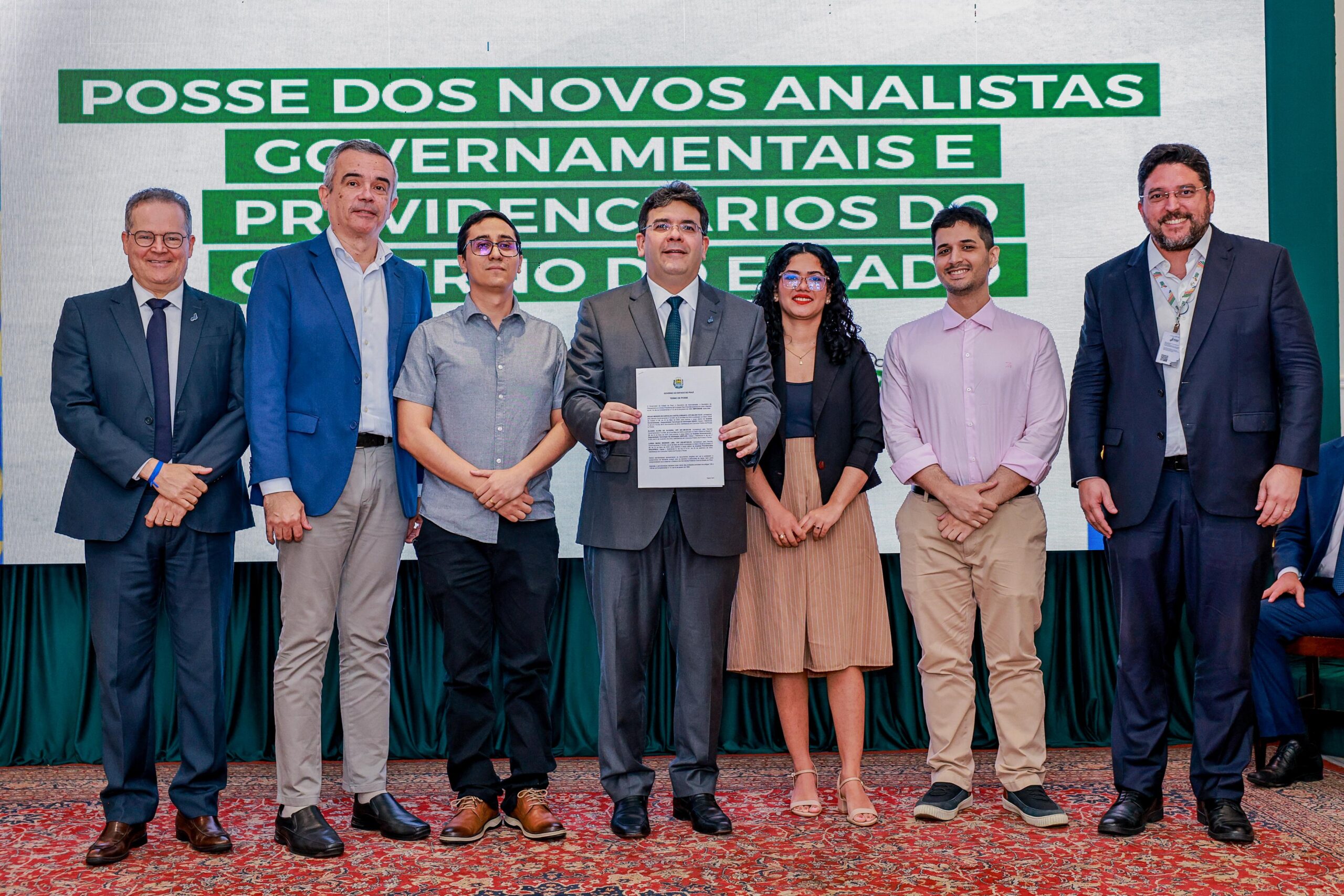 Governo do Piauí empossa 41 analistas e anuncia mais de 4 mil vagas