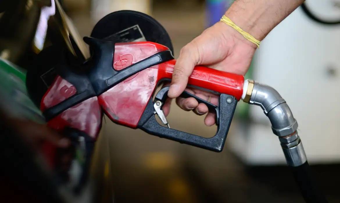 Governo federal retoma cobrança sobre diesel e gás de cozinha a partir de janeiro