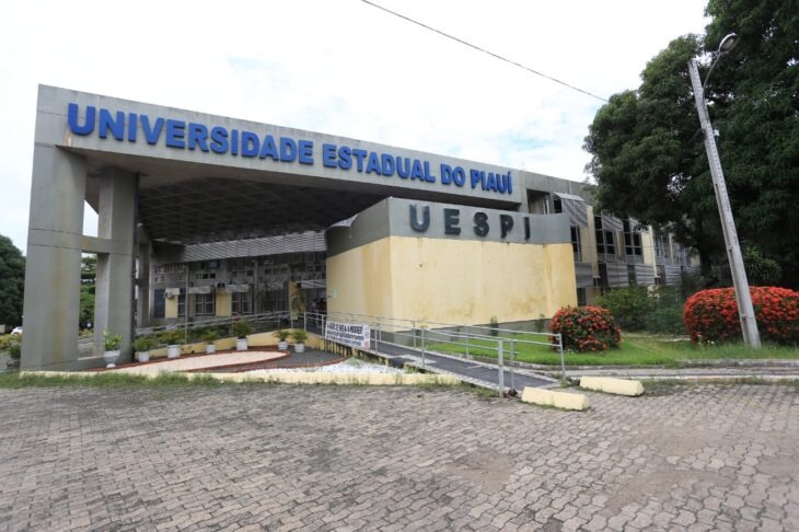 ​Governo do Piauí anuncia reajuste salarial e nomeação de professores da UESPI