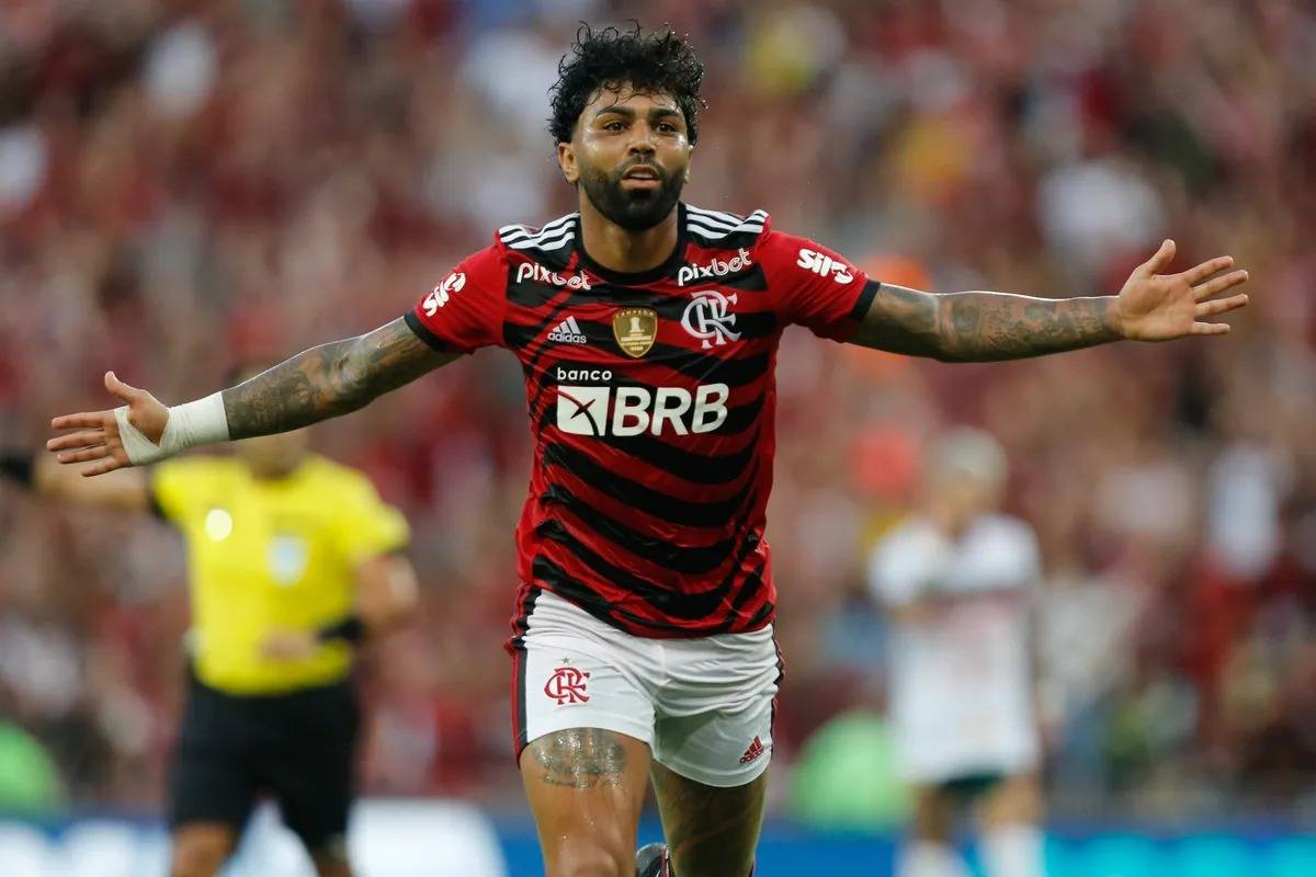 Gabigol é ovacionado pela torcida do Flamengo em dia de Pedro e reage: 