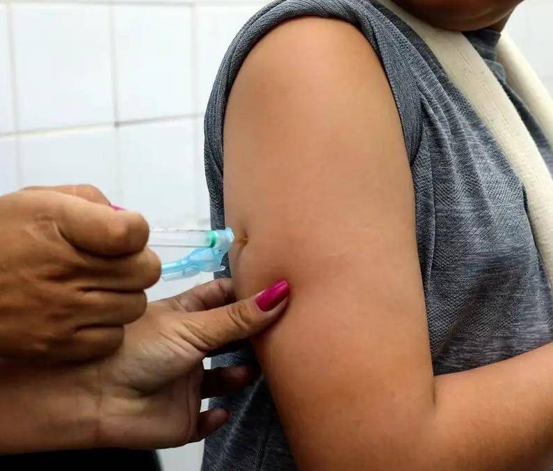 Ministério amplia vacinação contra dengue para público de 6 a 16 anos