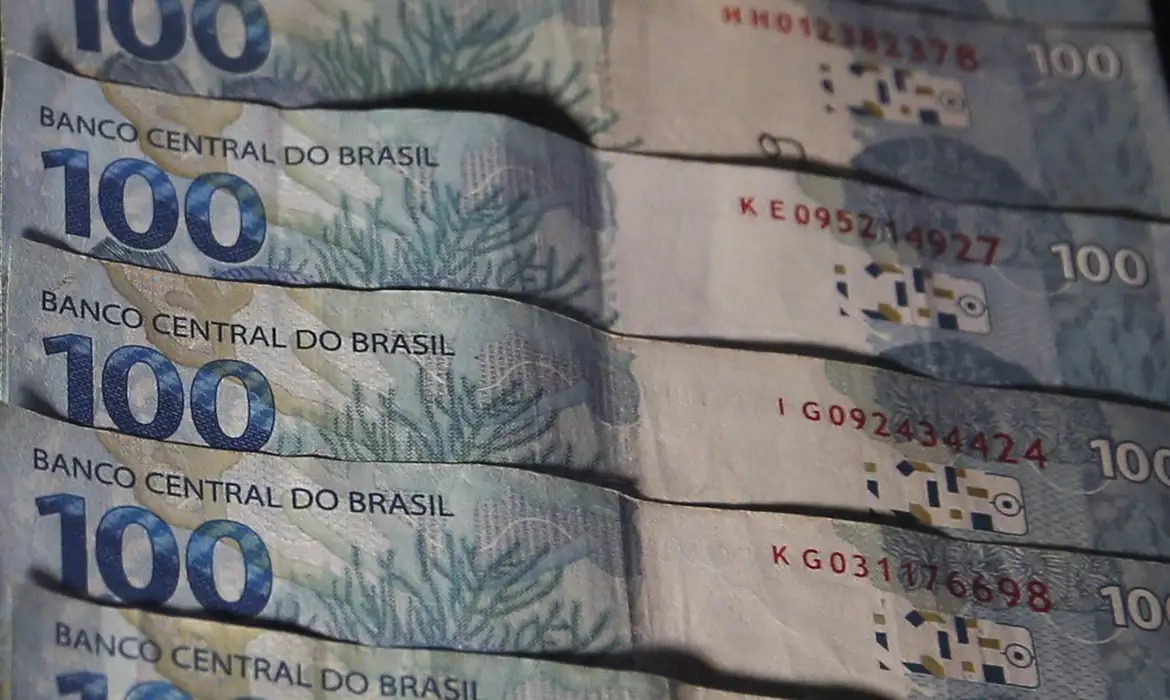 Novo orçamento prevê salário mínimo de R$ 1.509 em 2025