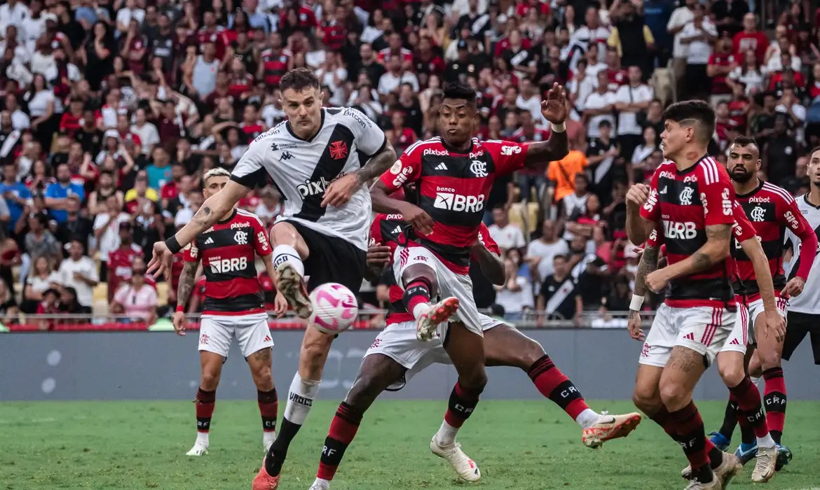 Vasco e Flamengo empatam em jogo emocionante