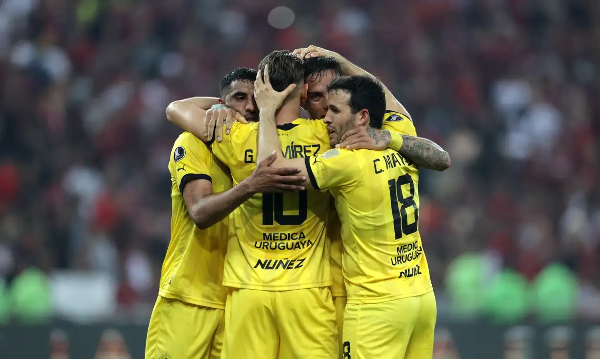 Penãrol vence Flamengo em partida no Maracanã