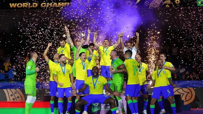 Goleiro brilha, Brasil vence Argentina na final e é hexacampeão mundial de futsal