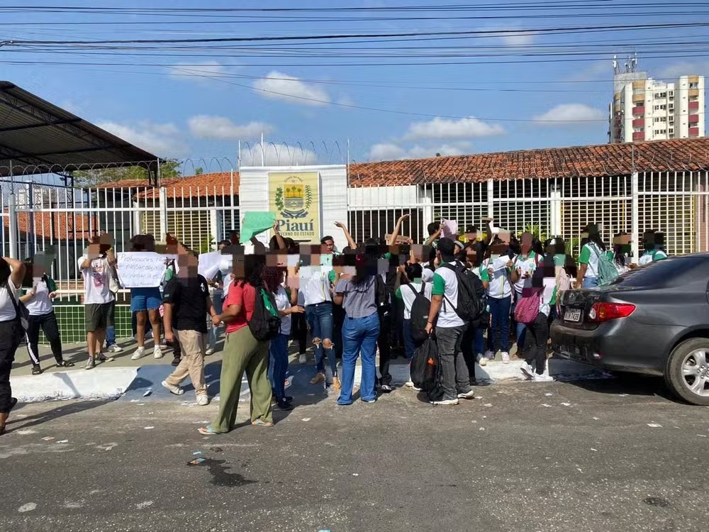 Alunos de escola pública em Teresina protestam contra casos de assédio praticados por funcionários