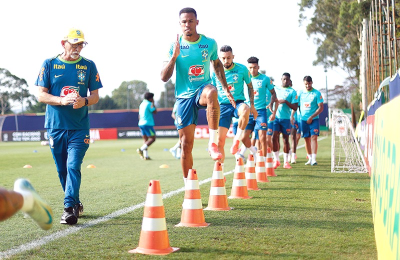 Seleção brasileira realiza primeiro treino para enfrentar Chile