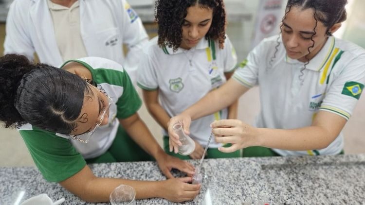 Professor e alunos de Ceti criam repelente natural contra mosquito da dengue