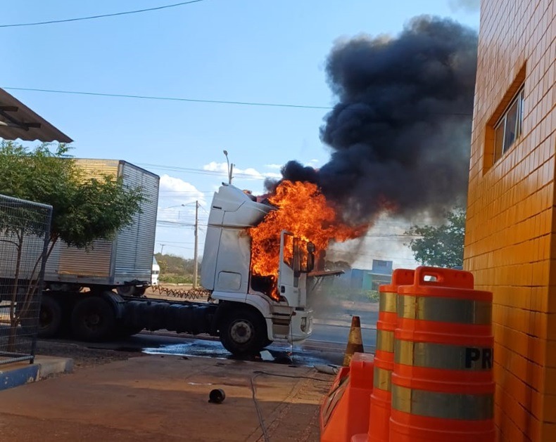 Caminhão pega fogo em frente ao posto da PRF em Picos