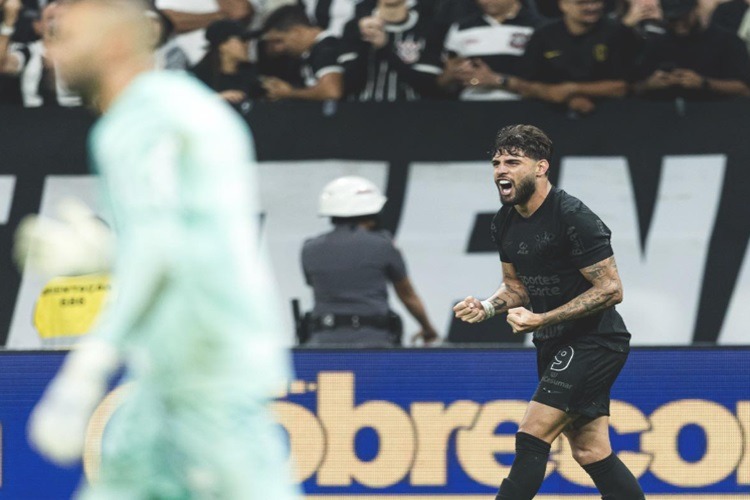 Corinthians vence Palmeiras e se afasta da zona de rebaixamento