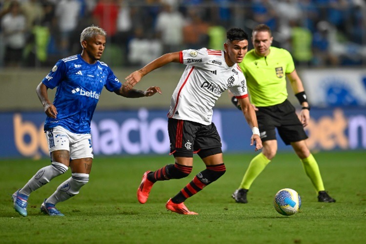 Flamengo derrota Cruzeiro e volta a 4ª colocação no Brasileiro