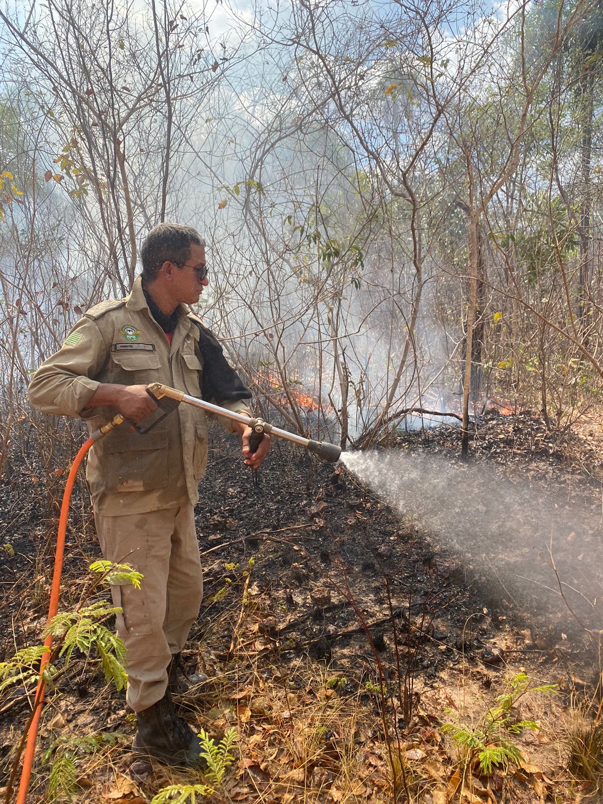 Bombeiros tentam apagar incêndio em São João da Serra há 4 dias