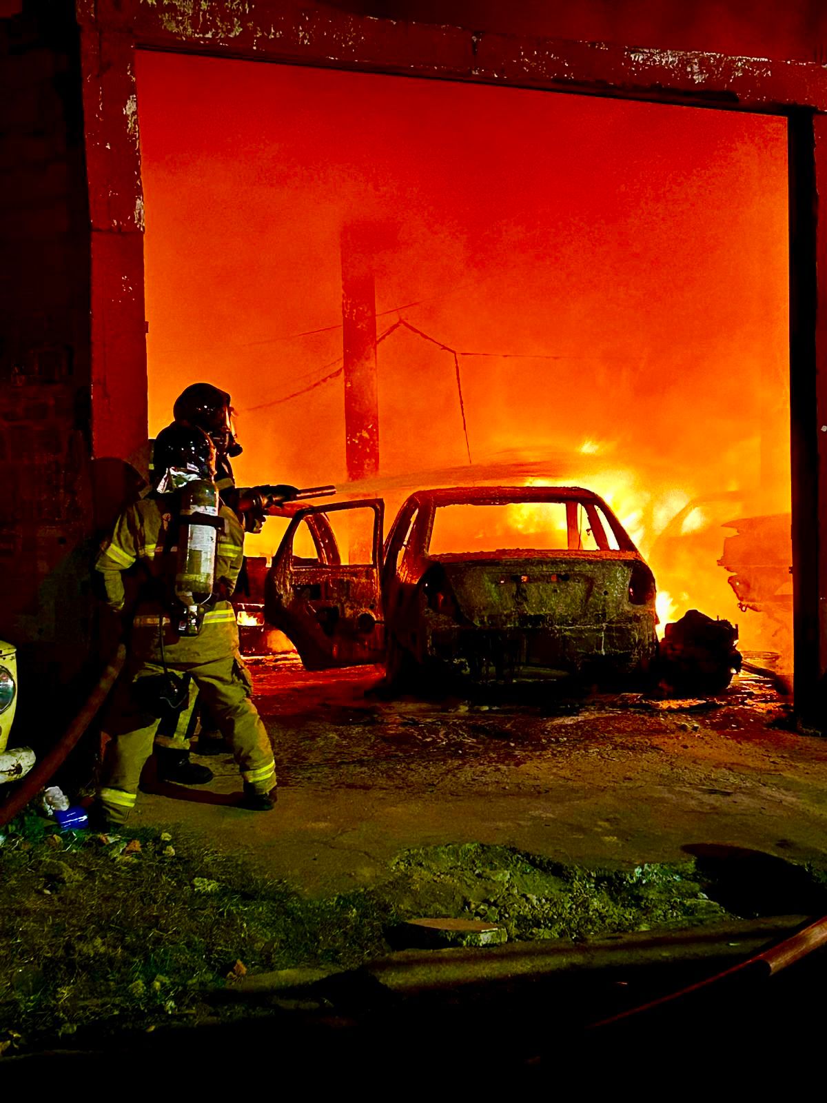 Incêndio destrói oito veículos em oficina na zona Leste de Teresina